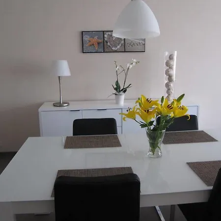 Iris Apartment *